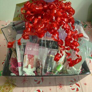 Merry & Matte-18-Piece Christmas Makeup Gift Basket for Her, Holiday Gift Basket